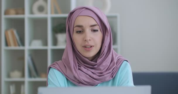 Joven india mujer de negocios lleva hijab se comunica con el trabajador a distancia en la webcam conferencia de chat. Profesor musulmán en línea hacer video llamada entrevista de trabajo. — Vídeos de Stock