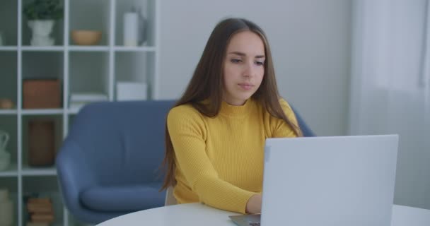 Dor de dente. Close-up mulher chateada no local de trabalho usa laptop, ela tem dor de dente e toca o rosto com a mão. Conceito de doença dentária — Vídeo de Stock