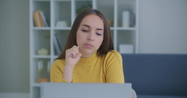 Gânditor îngrijorat indian femeie care lucrează pe laptop calculator uitându-se departe gândire rezolvarea problemei la birou acasă, serios femeie căutare de inspirație face decizia simt lipsa de idei, vedere de aproape — Videoclip de stoc