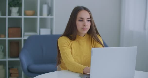 沮丧的女商人工作时头痛难忍.精疲力竭的工作人员坐在写字台前，用笔记本电脑处理偏头痛、精神压力和疼痛的概念. — 图库视频影像