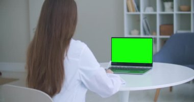Kadın doktor internet üzerinden danışmanlık yapıyor, yeşil ekranlı laptop, kroma anahtar kavramı