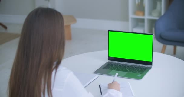 Mujer médico está consultando en línea, portátil con pantalla verde en la mesa, croma concepto clave — Vídeos de Stock