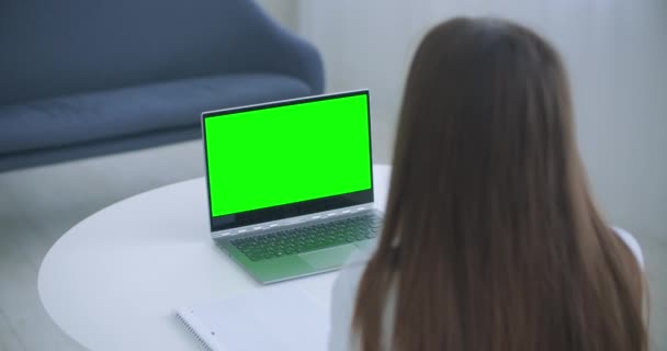 Медицинский работник женщина в белом халате использует планшет в офисе на столе, хромаки на экране планшета, вид через плечо. доктор разговаривает с ноутбуком с зеленым экраном. — стоковое видео