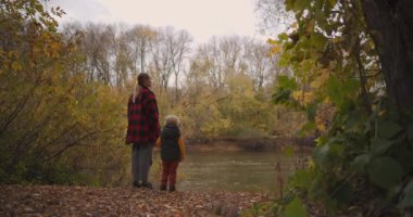 Anne ve çocuk ormanda, aile gezisi, hafta sonları birlikte vakit geçirme, eğitim ve çocuk yetiştirme.