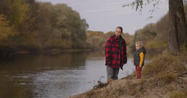 Glückliche Kindheit des kleinen Jungen, Zeit mit der Mutter im Wald am Herbsttag, Wochenende in der Natur — Stockvideo