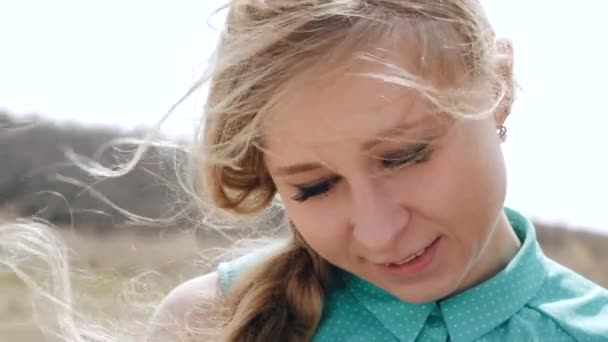 Nahaufnahme Porträt junge Frau lächelt mit roten Haaren, die in Wind-Zeitlupe wehen — Stockvideo