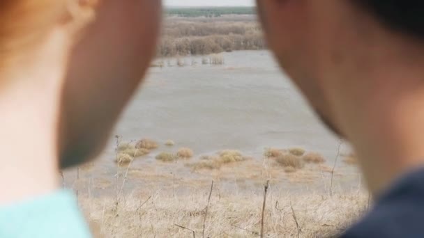 La coppia guarda il lago. Marito che bacia moglie. Serbatoio . — Video Stock