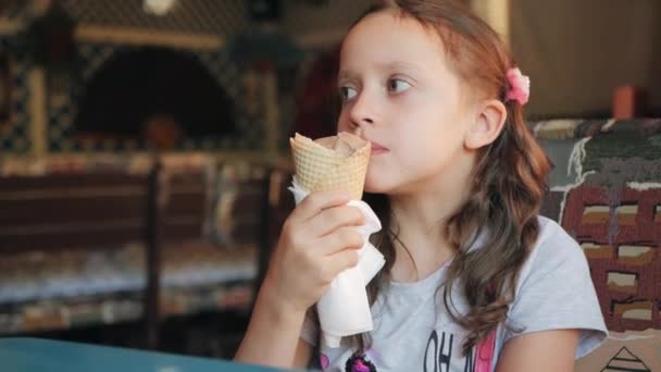 Girl in a cafe eating ice cream — Stock Video