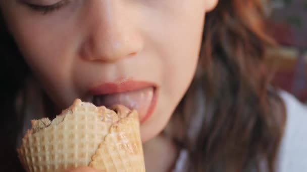 Baby bocca morde gelato al cioccolato primo piano . — Video Stock