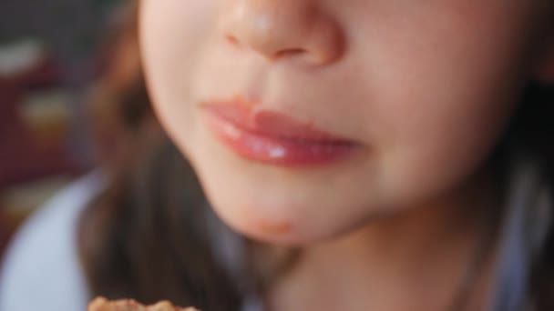 Het meisje geniet van ijs in een wafel kegel. Close-up — Stockvideo