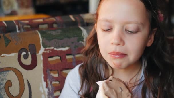 Bouche de bébé mord chocolat glace close-up . — Video