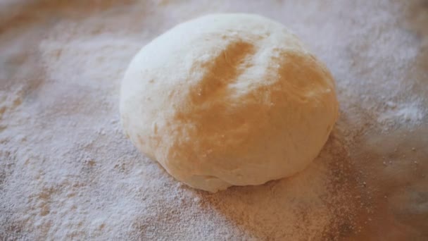 Свежая сырая пицца или хлебное тесто на столе — стоковое видео