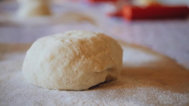 Φρέσκια ωμή ζύμη πίτσας ή το ψωμί είναι στο τραπέζι — Αρχείο Βίντεο