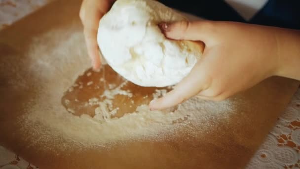 Masanın üzerinde hamur yoğurma bebek el görünümünü yakın çekim. — Stok video