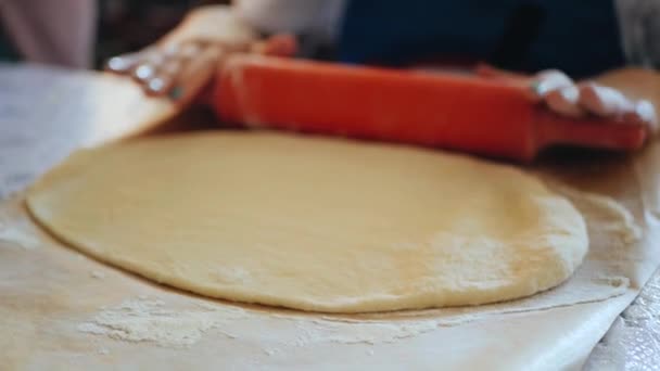 Bebé Boca Muerde Helado Chocolate Primer Plano — Vídeos de Stock