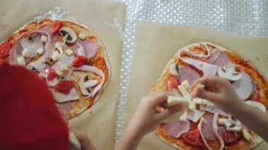 Çocuklar pizza pişirir. Lokantadaki şeften yüksek lisans dersi, çocukların yakın çekimi.