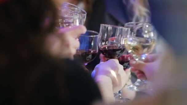 Ludzie z kieliszkami alkoholu i kieliszkami wina świętują. Ręce ludzi z kieliszkami wina zbliżenie. — Wideo stockowe