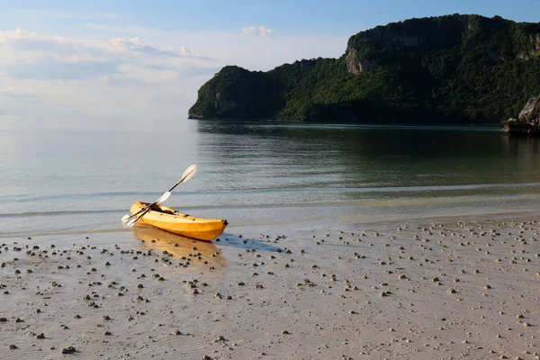 Kayak Playa Arena Blanca Isla Piedra Caliza Archipiélago Tanga Golfo — Foto de Stock