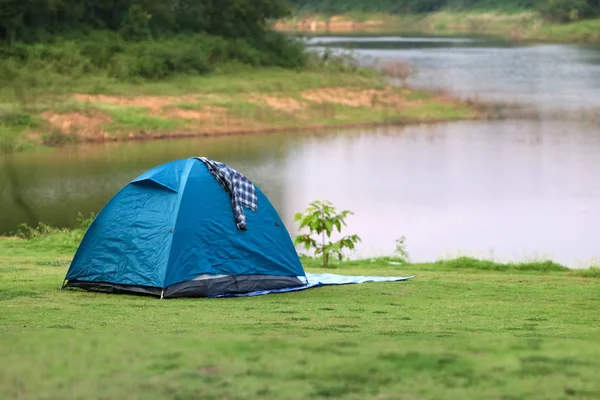 Acampamento Tendas Gramado Com Belas Paisagens Verdes Natureza Água Barragem — Fotografia de Stock