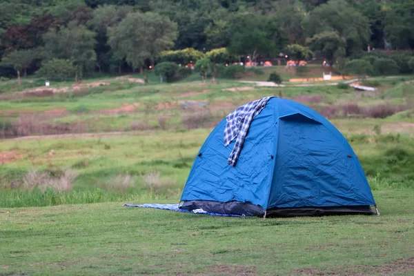 Camping Telt Plenen Med Vakre Grønne Naturlandskap Damvann Skog Fjell – stockfoto