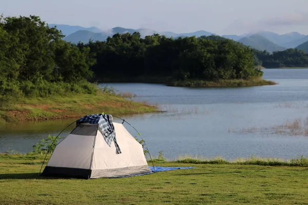 Acampamento Tendas Gramado Com Belas Paisagens Verdes Natureza Água Barragem — Fotografia de Stock