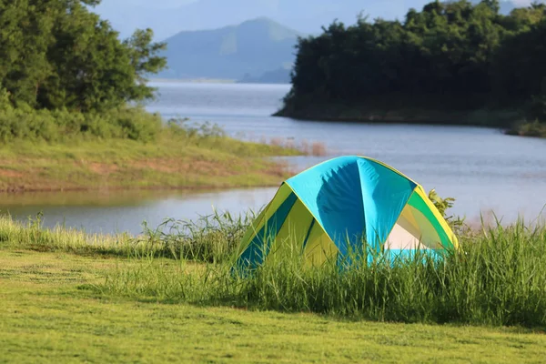 Camping Telt Plenen Med Vakre Grønne Naturlandskap Damvann Skog Fjell – stockfoto