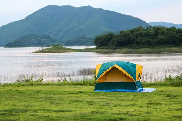 Acampamento Tendas Gramado Com Belas Paisagens Verdes Natureza Água Barragem — Fotografia de Stock