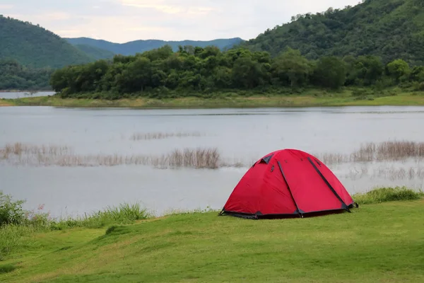 Acampamento Tendas Gramado Com Belas Paisagens Verdes Natureza Água Barragem — Fotografia de Stock