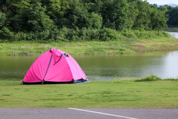 Acampamento Tendas Gramado Com Belas Paisagens Verdes Natureza Água Barragem — Fotografia de Stock