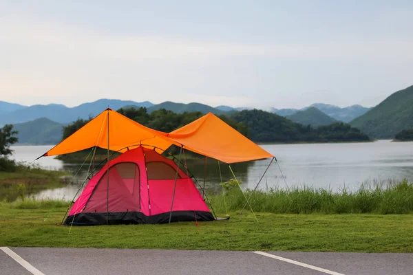 Кемпинг Палатки Газоне Красивой Зеленой Природой Ландшафты Дамбы Воды Леса — стоковое фото