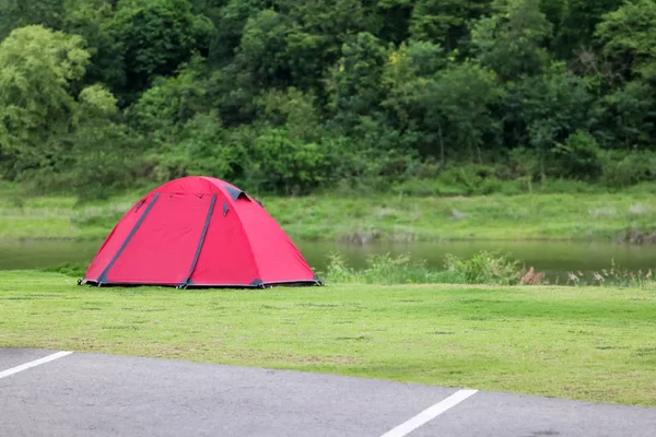 Camping Telt Plenen Med Vakre Grønne Naturlandskap Damvann Skog Fjell – stockfoto