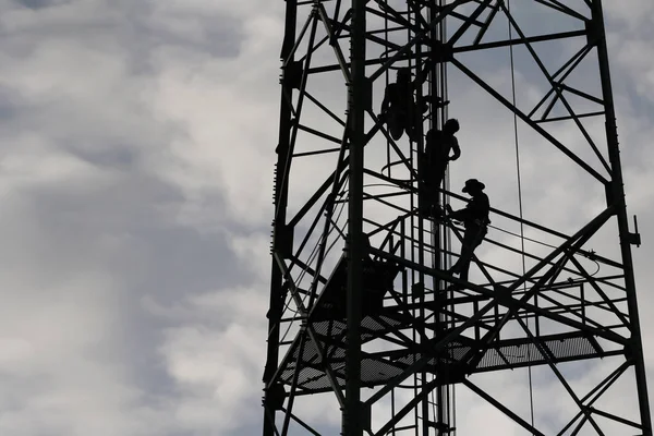 Werknemers Zijn Klimmen Herstellen Van Telecommunicatie Toren Polen Avond Rode — Stockfoto