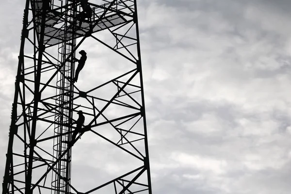 Los Trabajadores Están Subiendo Para Reparar Torre Telecomunicaciones Los Postes — Foto de Stock