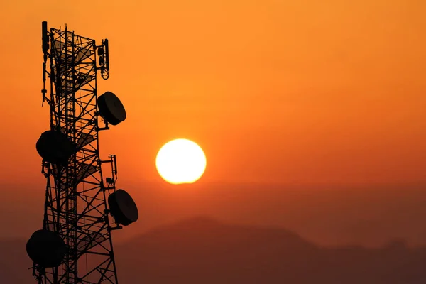 Werknemers Zijn Klimmen Herstellen Van Telecommunicatie Toren Polen Avond Rode — Stockfoto