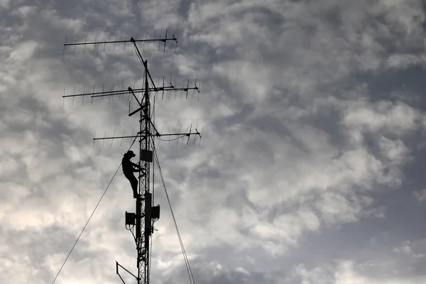 Werknemers Zijn Klimmen Herstellen Van Telecommunicatie Toren Polen Avond Rode — Stockfoto