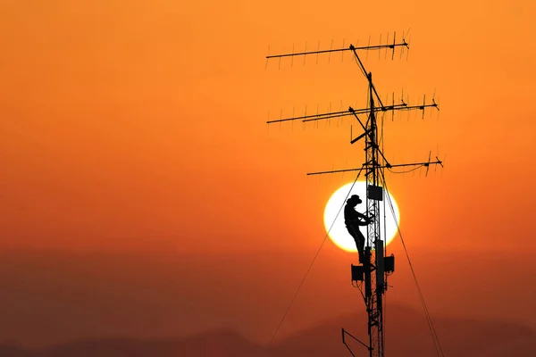 Arbeiter Klettern Den Telekommunikationsturm Oder Masten Reparieren Abend Roter Himmel — Stockfoto