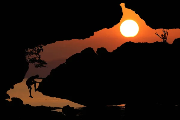 Silhouette Man Climbing Rocks Red Sky Sunset Background — Stock Photo, Image