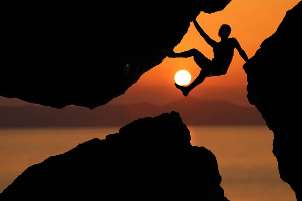 Bergsklättring Siluett Man Klättring Mellan Stenarna Med Röd Himmel Sunset — Stockfoto