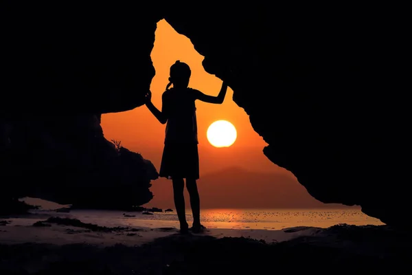 Silueta Chicas Pie Frente Una Cueva Playa Con Cielo Rojo —  Fotos de Stock