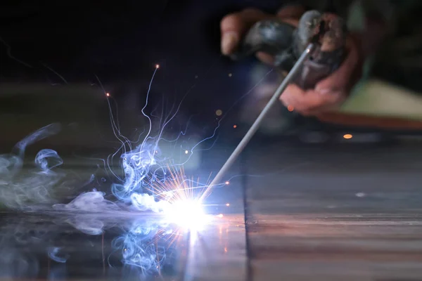 Tel Metal Ile Duman Yangın Pırıltılı Işık Kaynak Tepkisi Işçiler — Stok fotoğraf