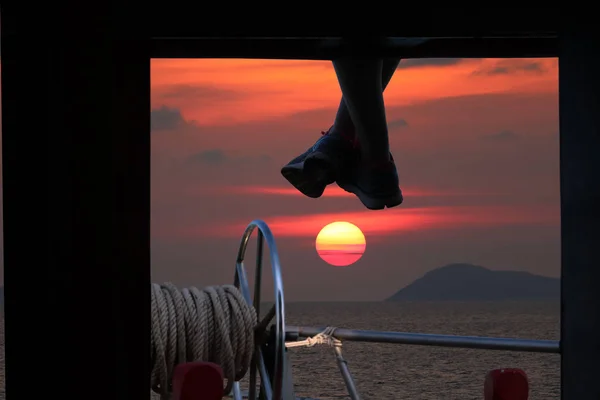 Personas Sentadas Colgando Pie Porche Del Barco Con Cielo Rojo —  Fotos de Stock