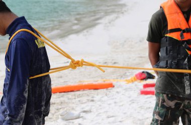 Cankurtaran ve ilk yardım Thailand.Cpr ve en düşük Aed otomatik cihazı için sahilde bir ip ile mağdurlarına yardım için eğitim kurtarmak 