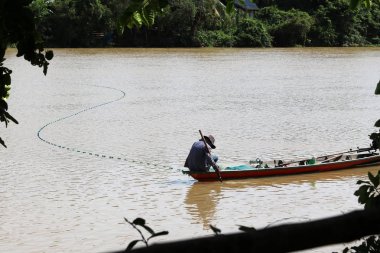 Yerel balıkçılar bir kafes veya tuzakları balık canal.in Tayland boyunca ile ahşap tekne.