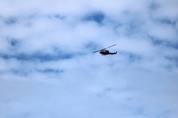 Repülő Fekete Helikopter Légi Jármű Repülés Kék Alatt — Stock Fotó