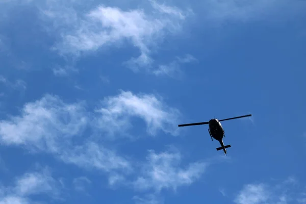 Hélicoptère Noir Volant Pendant Vol Avec Ciel Bleu — Photo