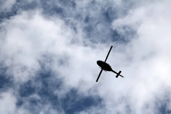 Avión Helicóptero Negro Volador Durante Vuelo Con Cielo Azul — Foto de Stock