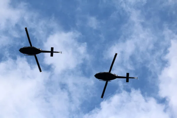 Flygande Svart Helikopter Flygplan Flygningen Med Blå Himmel — Stockfoto