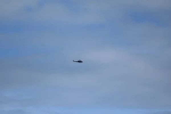 Een Vliegende Zwarte Helikopter Vliegtuig Tijdens Vlucht Met Blauwe Lucht — Stockfoto