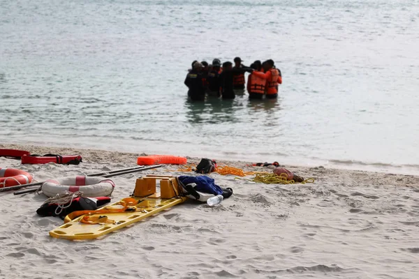 Edical Nood Zak Ehbo Gereedschapskist Het Strand Met Mensen Redden — Stockfoto