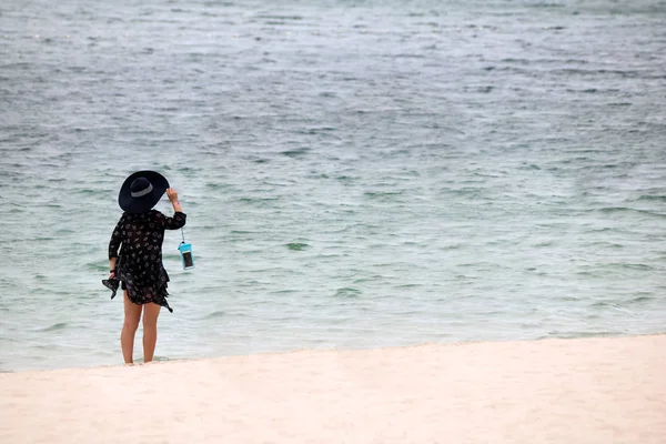 Čínské Ženy Turistů Pláži Ocean Pozadí — Stock fotografie